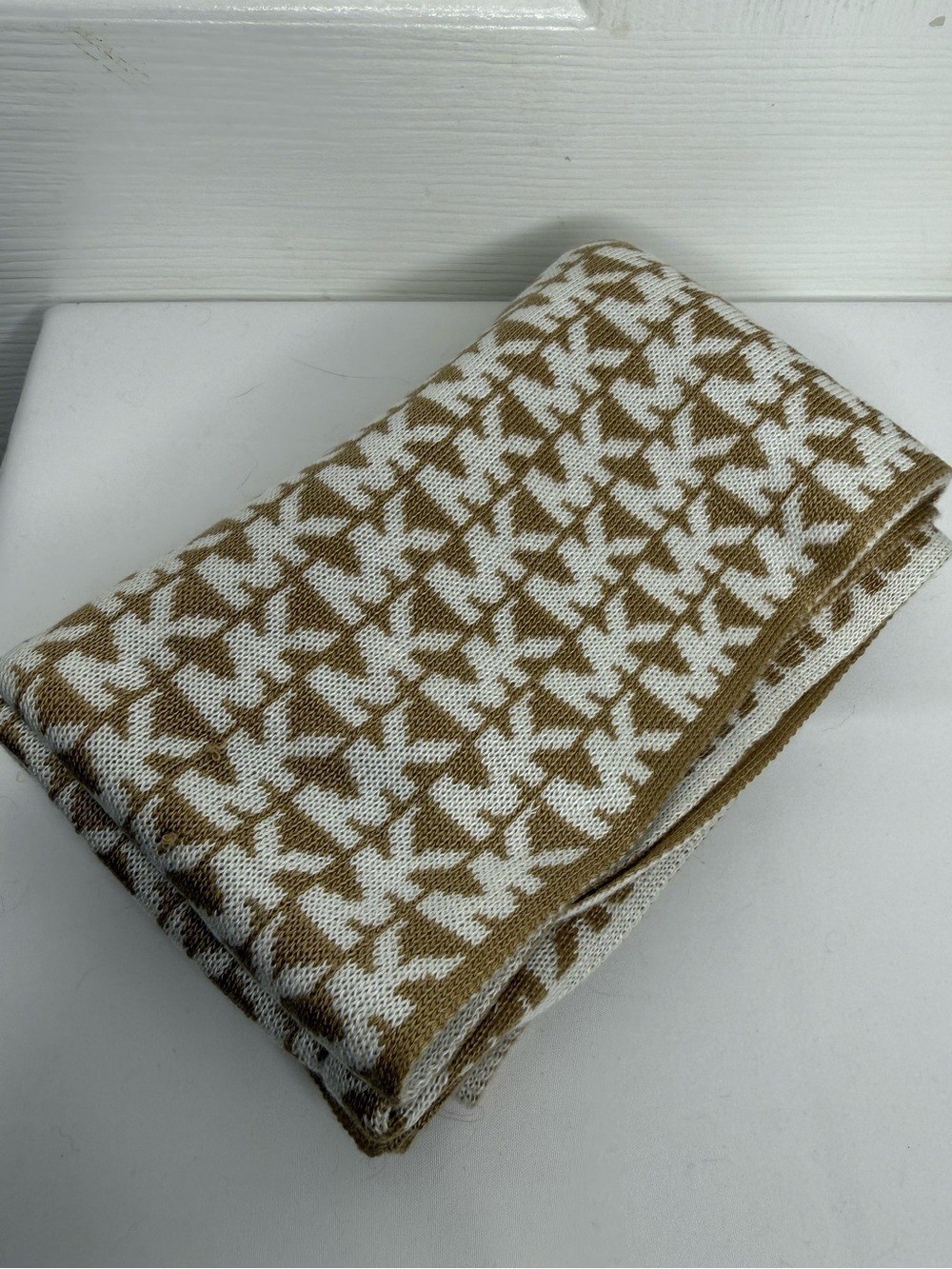 MICHAEL KORS REVERSIBLE MONOGRAM KNIT SCARF - Picture 9 of 10
